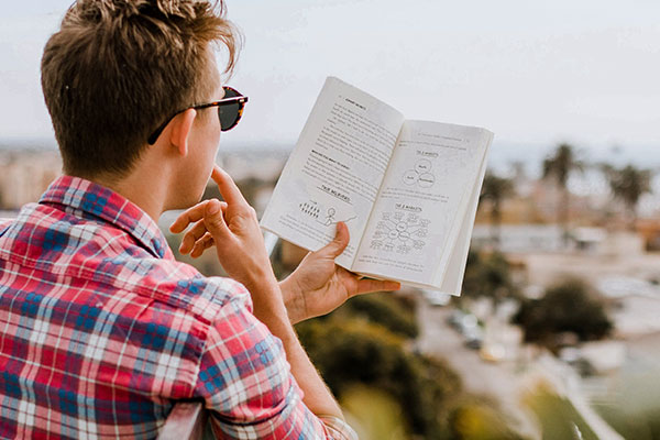 How Digital Memory Books Help Seniors with Dementia